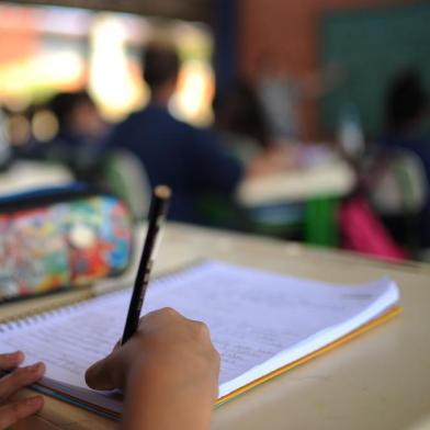  CAXIAS DO SUL, RS, BRASIL, 01/03/2016. Escola Estadual de Ensino Fundamental José Venzon Eberle está no escuro por problemas na rede elétrica que existem há mais de um ano. A professora Olga Lovato, 34 anos, há 4 professora, teve que levar a turma de quinto ano, a T51, com 29 alunos, para ter aulas na rua por causa do calor e da má iluminação na sala de aula. (Diogo Sallaberry/Agência RBS)