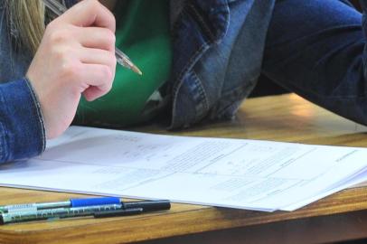  

SANTA MARIA , RS , BRASIL , 01/12/2015
Vestibular da Unifra -  4,131 candidatos tentam uma vaga nos cursos de graduação do Centro Universitário Franciscano (Unifra). A prova ¿ com 65 questões e redação ¿ é aplicada das 8h ao meio dia, nos conjuntos um e três, na Rua dos Andradas e Silva Jardim, respectivamente. 
FOTO JEAN PIMENTEL / AGÊNCIA RBS, GERAL