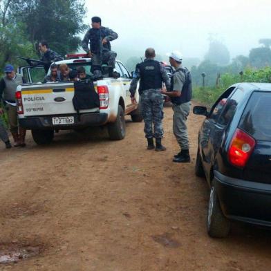 Cinco homens armados invadiram uma casa no interior de Esmeralda, na noite de sexta-feira. Eles fizeram uma família refém durante duas horas e roubaram vários pertences, dinheiro e uma caminhonete. Durante a fuga, próximo ao município de Capão Bonito do Sul, houve confronto com a Brigada Militar de Lagoa Vermelha. Os criminosos abandonaram o veículo e fugiram para um mato. As buscas seguiram durante toda a madrugada até o grupo ser preso na manhã deste sábado.Uma outra pessoa que daria suporte ao grupo também foi presa. Mais cedo, na tarde da sexta, dois desses criminosos roubaram um veículo e dinheiro de uma tenda próximo ao trevo de acesso ao município de Sananduva.