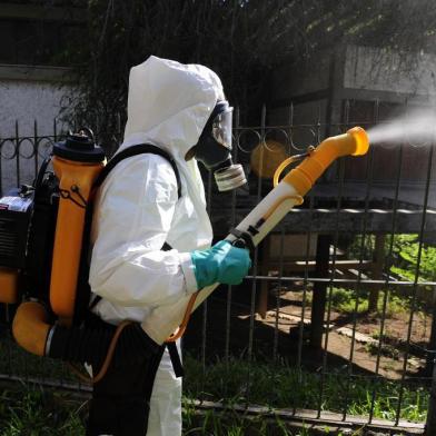 Equipe da secretaria de Saúde da Capital realizam operação de contenção com inseticida para evitar que haja a transmissão da dengue no bairro Assunção, na Zona Sul.