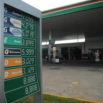  CAXIAS DO SUL, RS, BRASIL, 07/03/2016. Pioneiro acompanha preços nos postos de gasolina em Caxias do Sul. Na foto, o posto SIM da Rua João Nichelli, no bairro Sanvitto, onde o valor da gasolina comum nas últimas três semanas foi de  R$ 3,999, R$ 4,099 e R$ 4,099. (Diogo Sallaberry/Agência RBS)