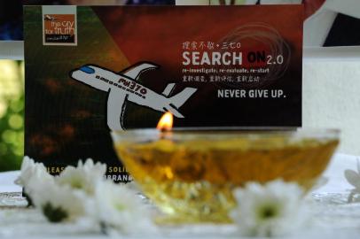 Homenagem lembra desaparecimento do voo MH370 da Malaysia Airlines dois anos após o ocorrido. 