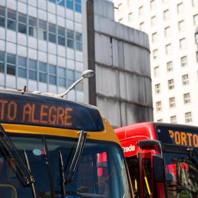  Frota de ônibus renovada foi apresentada na manhã desta sexta, no Largo Glênio Peres