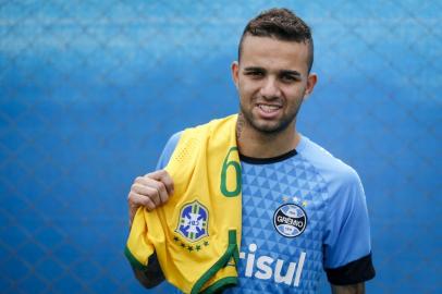  PORTO ALEGRE, RS, BRASIL, 03-12-2015: O jogador do Grêmio Luan com camisa da Seleção Brasileira no CT Luiz Carvalho durante o treino. (Foto: Mateus Bruxel / Agência RBS)Indexador: Mateus_Bruxel