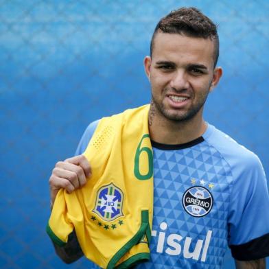  PORTO ALEGRE, RS, BRASIL, 03-12-2015: O jogador do Grêmio Luan com camisa da Seleção Brasileira no CT Luiz Carvalho durante o treino. (Foto: Mateus Bruxel / Agência RBS)Indexador: Mateus_Bruxel