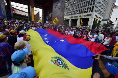  VENEZUELA-PARLIAMENTOpposition supporters rally in support of their newly elected deputies during their installation, in front of the the National Assembly in Caracas, on January 5, 2016 in support of their newly elected deputies in the day of their installation. Venezuela's President Nicolas Maduro ordered the security forces to ensure the swearing-in of a new opposition-dominated legislature passes off peacefully Tuesday, after calls for rallies raised fears of unrest. AFP PHOTO/RONALDO SCHEMIDTEditoria: POLLocal: CaracasIndexador: RONALDO SCHEMIDTSecao: parliamentFonte: AFPFotógrafo: STF