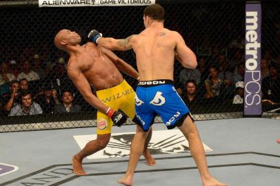 UFC 162: Silva v WeidmanLAS VEGAS, NV - JULY 06:  (R-L) Chris Weidman punches Anderson Silva in their UFC middleweight championship fight during the UFC 162 event inside the MGM Grand Garden Arena on July 6, 2013 in Las Vegas, Nevada.  (Photo by Donald Miralle/Zuffa LLC/Zuffa LLC via Getty Images)Editoria: SLocal: Las VegasIndexador: Donald Miralle/Zuffa LLCSecao: SPOFonte: Zuffa LLCFotógrafo: Contributor