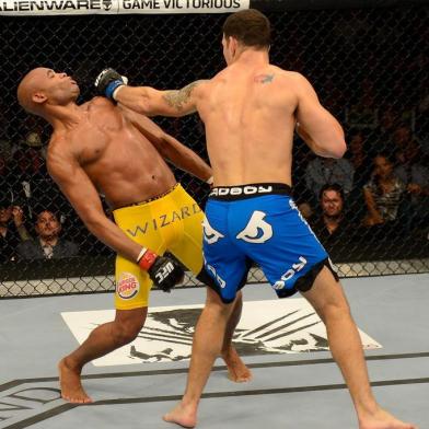 UFC 162: Silva v WeidmanLAS VEGAS, NV - JULY 06:  (R-L) Chris Weidman punches Anderson Silva in their UFC middleweight championship fight during the UFC 162 event inside the MGM Grand Garden Arena on July 6, 2013 in Las Vegas, Nevada.  (Photo by Donald Miralle/Zuffa LLC/Zuffa LLC via Getty Images)Editoria: SLocal: Las VegasIndexador: Donald Miralle/Zuffa LLCSecao: SPOFonte: Zuffa LLCFotógrafo: Contributor