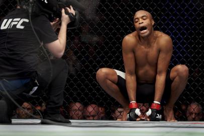  Em sua primeira luta após ser suspenso durante um ano por doping, Anderson Silva perdeu por pontos para o britânico Michael Bisping por decisão unânime dos juízes.Editoria: SPOLocal: LondonIndexador: NIKLAS HALLE'NSecao: boxingFonte: AFPFotógrafo: STR