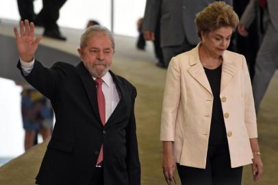  Former Brazilian president Luiz Inacio Lula da Silva (L) gestures next to Brazilian president Dilma Rousseff after Lula's sworn in as chief of staff, in Brasilia on March 17, 2016. Rousseff appointed Luiz Inacio Lula da Silva as her chief of staff hoping that his political prowess can save her administration. The president is battling an impeachment attempt, a deep recession, and the fallout of an explosive corruption scandal at state oil giant Petrobras. AFP Editoria: POLLocal: BrasíliaIndexador: EVARISTO SASecao: governmentFonte: AFPFotógrafo: STF