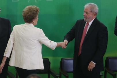  

17/03/2016- Brasília- DF, Brasil- Presidenta Dilma Rousseff durante cerimônia de posse dos novos Ministros de Estado Chefe da Casa Civil, Luiz Inácio Lula da Silva; da Justiça, Eugênio Aragão; da Secretaria de Aviação Civil, Mauro Lopes e do Chefe de Gabinete Pessoal da Presidenta da República, Jaques Wagner.
Fotógrafo: Diego Vara