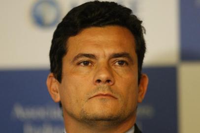 Moro defende prisão antes de fim de processoBrasil, Brasília, DF, 07/04/2015. O juiz federal Sérgio Moro, que conduz as ações relativas à Operação Lava Jato no Paraná, defendeu o projeto que prevê a execução imediata de penas em condenações já na 1ª instância, no caso de crimes graves, durante entrevista em Brasília (DF). Moro foi alvo de críticas nos últimos dias após apresentar a proposta junto ao presidente da   Associação dos Juízes Federais do Brasil (Ajufe), Antônio César Bochenek, em artigo publicado no Estadão. - Crédito:DIDA SAMPAIO/ESTADÃO CONTEÚDO/AE/Código imagem:183811Editoria: POLÍTICALocal: BRASÍLIAIndexador: DIDA SAMPAIOFonte: AGEFotógrafo: ESTADÃO CONTEÚDO