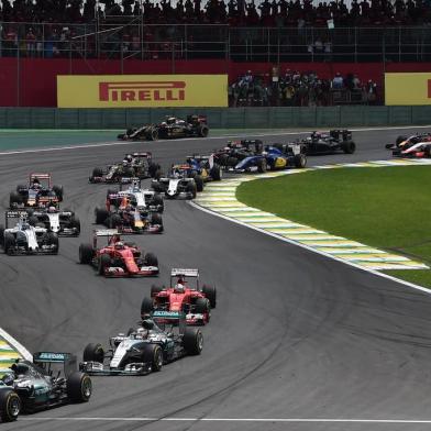 Drivers compete during the Brazilian Grand Prix, at the Interlagos racetrack in Sao Paulo, on November 15, 2015.  AFP PHOTO / NELSON ALMEIDA