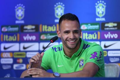  Os jogadores Renato Augusto e Gil falam durante coletiva na Granja Comary, em Teresópolis, em período de preparação para os jogos contra Uruguai e Paraguai válidos pelas Eliminatórias da Copa do Mundo de 2018. 21 de Março de 2016. Lucas Figueiredo/Mowa Press