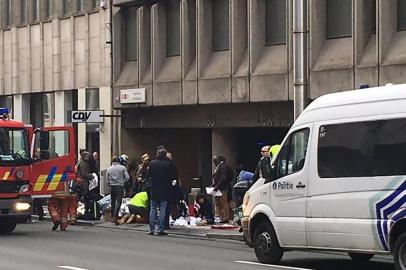  

Rescue teams evacuate wounded people outside the Maalbeek metro station in Brussels on March 22, 2016 after a blast at this station located near the EU institutions. Belgian firefighters said at least 26 people had died after "enormous" blasts rocked Brussels airport and a city metro station today, as Belgium raised its terror threat to the maximum level.
Marija IVONINAITE / AFP

Editoria: WAR
Local: Brussels
Indexador: MARIJA IVONINAITE
Secao: act of terror
Fonte: AFP
Fotógrafo: STR