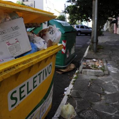  CAXIAS DO SUL, RS, BRASIL, 29/12/2011. A cidade precisa ampliar número de contêineres de coleta de lixo existente nas ruas. A Companhia de Desenvolvimento de Caxias do Sul (Codeca) admite a necessidade e planeja adquirir pelo menos 800 contêineres e novos caminhões em 2012. A intenção é contemplar novos bairros e, a longo prazo, toda a cidade. No entanto, o crescente volume de lixo acumulado pela população já não cabe nos contêineres existentes. No Centro, é comum ver depósitos de lixo seletivo transbordando. Na foto contêiner existente na rua Do Guia Lopes esquina com rua Bento Gonçalves. (Porthus Junior/Pioneiro)