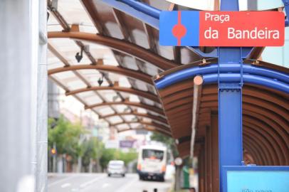  CAXIAS DO SUL, RS, BRASIL 27/03/2016Poucos dias antes do início da operação do Sistema Integrado de Mobilidade (SIM Caxias), ajustes estão sendo feitos e a sinalização começa a ser instalada nas Estações de transbordo, nas paradas que farão parte da linha Troncal, nos pórticos e nas ruas Pinheiro e Sinimbu. (Felipe Nyland/Agência RBS)