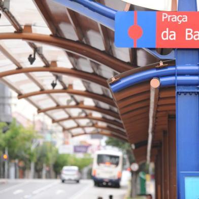  CAXIAS DO SUL, RS, BRASIL 27/03/2016Poucos dias antes do início da operação do Sistema Integrado de Mobilidade (SIM Caxias), ajustes estão sendo feitos e a sinalização começa a ser instalada nas Estações de transbordo, nas paradas que farão parte da linha Troncal, nos pórticos e nas ruas Pinheiro e Sinimbu. (Felipe Nyland/Agência RBS)