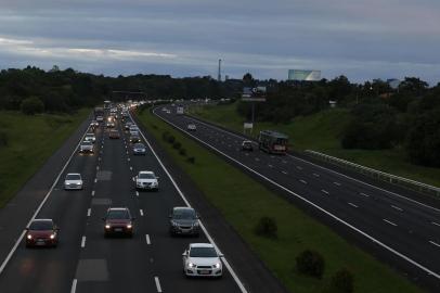  SANTO ANTÔNIO DA PATRULHA, RS, BRASIL - Trânsito de volta do feriadão de Páscoa na Freeway.