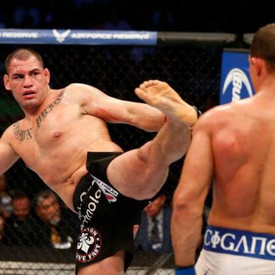  Cain Velásquez vence Júnior Cigano no UFC 166, em Houston, e segue com o cinturão dos pesos pesados do Ultimate Na Guarda MMA