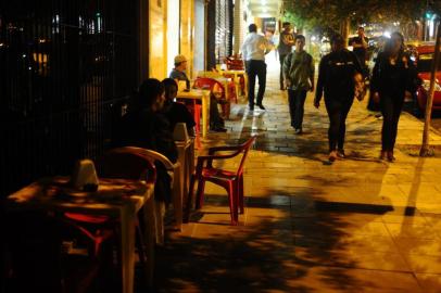  

CAXIAS DO SUL, RS, BRASIL 29/03/2016
Comerciante de Caxias quer que prefeitura regulamente o uso de mesa e cadeiras na calçada e altere o Código de Posturas. Restaurante Zanuzi (Felipe Nyland/Agência RBS)