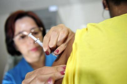  JOINVILLE, SC, BRASIL (30-03-2016) - Enfeira Adriana aplica vacina em paciente na clínica curumin em Joinville. (Foto: Maykon Lammerhirt, Agencia RBS)