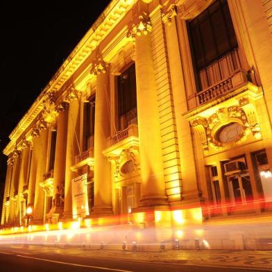  Prédios públicos iluminados de amarela para marcar a Década de Ação pela Segurança no Trânsito da ONU. Palácio Piratini no centro de Porto Alegre.Indexador:                                 