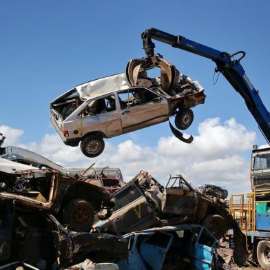  NOVO HAMBURGO, RS, BRASIL - 21-10-2014 - CRD Centro Automotivo Mauá. Um projeto de reciclagem de veículos iniciado no RS em 2010 hoje é modelo nacional. Os carros entram em uma prensa e saem do tamanho de uma geladeira (FOTO: FERNANDO GOMES/AGÊNCIA RBS)