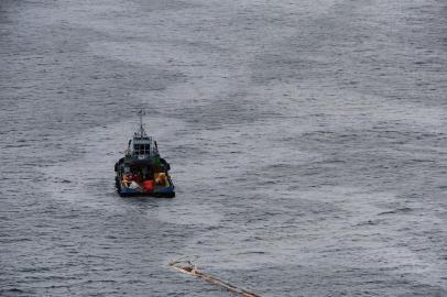  TRAMANDAI, RS, BARSIL.2016-04-07-Vazamento de óleo quando navio fazia transbordo do produto nos dutos da Petrobras, grandes manchas de óleo marcam o mar de Tramandai.(RONALDO BERNARDI/AGENCIA RBS).