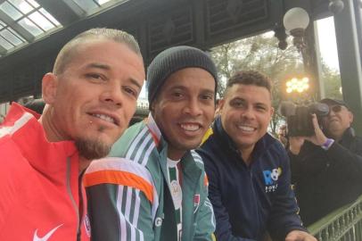 DAlessandro ao lado de Ronaldinho e Ronaldo na Florida Cup.