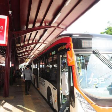  CAXIAS DO SUL,RS, BRASIL (08/04/2016) Visate e Secretaria de Transportes Simulam  o SIM Caxias para a imprensa.  Na foto, estação de transbordo do Floresta.  (Roni Rigon/Pioneiro)