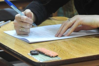  SANTA MARIA , RS , BRASIL , 01/12/2015Vestibular da Unifra -  4,131 candidatos tentam uma vaga nos cursos de graduação do Centro Universitário Franciscano (Unifra). A prova ¿ com 65 questões e redação ¿ é aplicada das 8h ao meio dia, nos conjuntos um e três, na Rua dos Andradas e Silva Jardim, respectivamente. FOTO JEAN PIMENTEL / AGÊNCIA RBS, GERAL