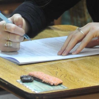  SANTA MARIA , RS , BRASIL , 01/12/2015Vestibular da Unifra -  4,131 candidatos tentam uma vaga nos cursos de graduação do Centro Universitário Franciscano (Unifra). A prova ¿ com 65 questões e redação ¿ é aplicada das 8h ao meio dia, nos conjuntos um e três, na Rua dos Andradas e Silva Jardim, respectivamente. FOTO JEAN PIMENTEL / AGÊNCIA RBS, GERAL