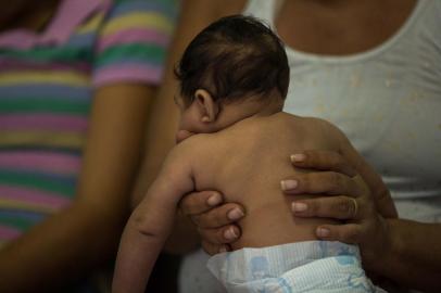  CAMPINA GRANDE, PB, 15-02-2016. A microcefalia é uma má-formação congênita, em que o cérebro não se desenvolve de maneira adequada, os bebês nascem com perímetro cefálico menor que o normal (ou seja, igual ou inferior a 32 cm), que habitualmente é superior a 33 cm. A região Nordeste é a mais afetada pelo surto de microcefalia. , foi confirmada pela Ministério da Saúde a relação entre o vírus zika e a microcefalia, uma má-formação do cérebro de bebês. Alessandra de Souza Amorim, 34 anos, e Samuel, um mês. (FOTOS: ANDERSON FETTER/AGÊNCIA RBS)Indexador: Anderson Fetter