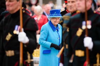  

Britain's Queen Elizabeth II (C) attends a ceremony at Tweedbank Station in Tweedbank on the Scottish Borders on September 9, 2015 to officially open the Borders Railway on the day that The Queen becomes Britain's longest-serving monarch. Britain celebrated Queen Elizabeth II becoming the country's longest-serving monarch with a flotilla down the River Thames, a gun salute and the peal of Westminster Abbey's bells.   AFP PHOTO / LEON NEAL

Editoria: HUM
Local: Tweedbank
Indexador: LEON NEAL
Secao: imperial and royal matters
Fonte: AFP
Fotógrafo: STF