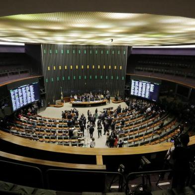  BRASÍLIA, DF, BRASIL - 15-04-2016 - Início da sessão na Câmara sobre o impeachment. Deputados debatem o assunto antes da votação de domingo. (FOTO: DIEGO VARA/AGÊNCIA RBS)