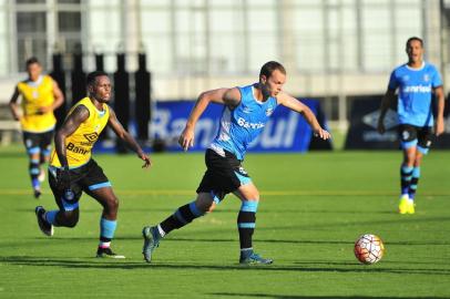  PORTO ALEGRE, RS, BRASIL, 16/04/2016 - Lincoln e Lucas Coelho. Grêmio treina na tarde deste sábado, no CT Luiz Carvalho, pensando no Toluca. (FOTO: CARLOS MACEDO/AGÊNCIA RBS).