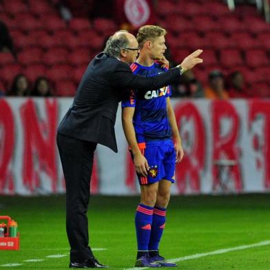  PORTO ALEGRE, RS, BRASIL - 03-10-2015 -  Inter e Sport se enfrentam pelo Campeonato Brasileiro no Estádio Beira Rio. Paulo Roberto Falcão (FOTO: LAURO ALVES/AGÊNCIA RBS)