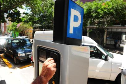  PORTO ALEGRE, RS, BRASIL, 16/01/2012, 12:30h: Área Azul amplia seu funcionamento, o novo parquímetro começou a funcionar na  Avenida Cristivão Colombo esquina Barros Cassal.  (Foto: JEAN SCHWARZ / Zero Hora )