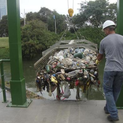 Porto Alegre, RS - 18/04/2016Ecobarreira completa 20 dias de funcionamento no Arroio Dilúvio.Foto: Cibele Carneiro/Divulgação PMPA.