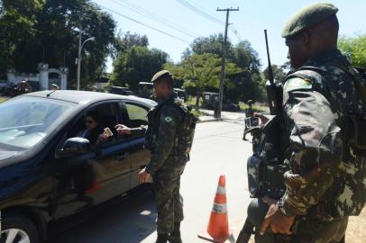 ExÃ©rcito participa de operaÃ§Ã£o para OlimpÃ­ada Rio 2016 

RIO DE JANEIRO, RJ, BRASIL, 20-04-2016. Tropas de segurança do exército participam de operação de blitz, na região do Complexo Esportivo de Deodoro, como treino de segurança para os jogos olímpicos Rio 2016. (TÂNIA REGO/AGENCIA BRASIL)
Local: Rio de Janeiro
Indexador: TÃ¢nia RÃªgo/AgÃªncia Brasil
Fonte: Fotografia da AgÃªncia Brasil
Fotógrafo: Reporter Fotografico