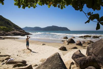  FLORIANÓPOLIS, SC, BRASIL, 20-04-2016 - Programação para o último feriado com calor do ano. Trilha para a Praia do Saquinho, no sul da Ilha de Santa Catarina.