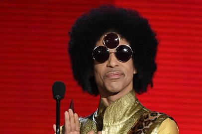  (FILES) This file photo taken on November 22, 2015 shows musician Prince speaking onstage during the 2015 American Music Awards at Microsoft Theater in Los Angeles, California.   Pop icon Prince -- one of the most influential but elusive figures in music -- has died at his compound in Minnesota, entertainment website TMZ reported on April 21, 2016, citing unnamed sources.  / AFP PHOTO / GETTY IMAGES NORTH AMERICA / KEVIN WINTEREditoria: ACELocal: Los AngelesIndexador: KEVIN WINTERSecao: celebrityFonte: GETTY IMAGES NORTH AMERICAFotógrafo: STR