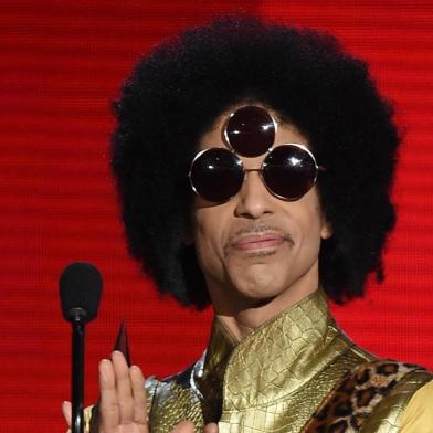  (FILES) This file photo taken on November 22, 2015 shows musician Prince speaking onstage during the 2015 American Music Awards at Microsoft Theater in Los Angeles, California.   Pop icon Prince -- one of the most influential but elusive figures in music -- has died at his compound in Minnesota, entertainment website TMZ reported on April 21, 2016, citing unnamed sources.  / AFP PHOTO / GETTY IMAGES NORTH AMERICA / KEVIN WINTEREditoria: ACELocal: Los AngelesIndexador: KEVIN WINTERSecao: celebrityFonte: GETTY IMAGES NORTH AMERICAFotógrafo: STR