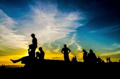  NOVA PETRÓPOLIS, RS, BRASIL, 30/08/2015. Clima quente em pleno inverno na Serra reúne pessoas no mirante do Ninho das Águias, clube de saltos de paraglider, parapente, asa delta e voo livre. (Diogo Sallaberry/Agência RBS)