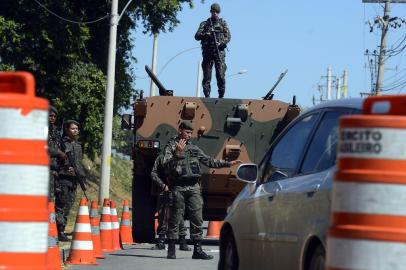 ExÃ©rcito participa de operaÃ§Ã£o para OlimpÃ­ada Rio 2016 RIO DE JANEIRO, RJ, BRASIL, 20-04-2016. Tropas de segurança do exército participam de operação de blitz, na região do Complexo Esportivo de Deodoro, como treino de segurança para os jogos olímpicos Rio 2016. (TÂNIA REGO/AGENCIA BRASIL)Local: Rio de JaneiroIndexador: TÃ¢nia RÃªgo/AgÃªncia BrasilFonte: Fotografia da AgÃªncia BrasilFotógrafo: Reporter Fotografico