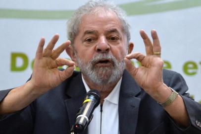 O ex-presidente Lula voltou a disparar críticas ao processo de impeachment da presidente Dilma Rousseff nesta segunda-feira. Em palestra durante o seminário ¿Democracia e Justiça Social¿, em São Paulo, o petista disse que Dilma não cometeu crime de responsabilidade e comparou o processo ao golpe militar de 1964. As informações são do blog Cenário Político, da Rádio Gaúcha.