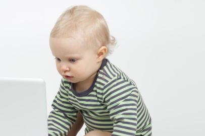 Portrait of toddler using a laptop with isolated backgroundcriança, bebê, computador, notebook, pc, menino, tecnologia