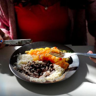  CAXIAS DO SUL, RS, BRASIL, 28/04/2016 - Prato Solidário serve alimento todos os dias para cerca de 8,4 pessoas carentes por mês, incluindoa s crianças atendidas pelo Comunidade Mãe dos Migrantes/Associação Educacional São Carlos, em Caxias do Sul. (JONAS RAMOS/AGÊNCIA RBS)