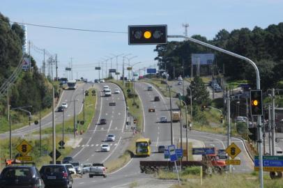  CAXIAS DO SUL, RS, BRASIL (02/05/2014) Sinaleira Amarela na RSC 453. Sinaleiras instaladas na rodovia RSC 453, entre Loja Cassol e empresa Pettenatti, encontram-se no sinal amarelo. (Roni Rigon/Pioneiro)